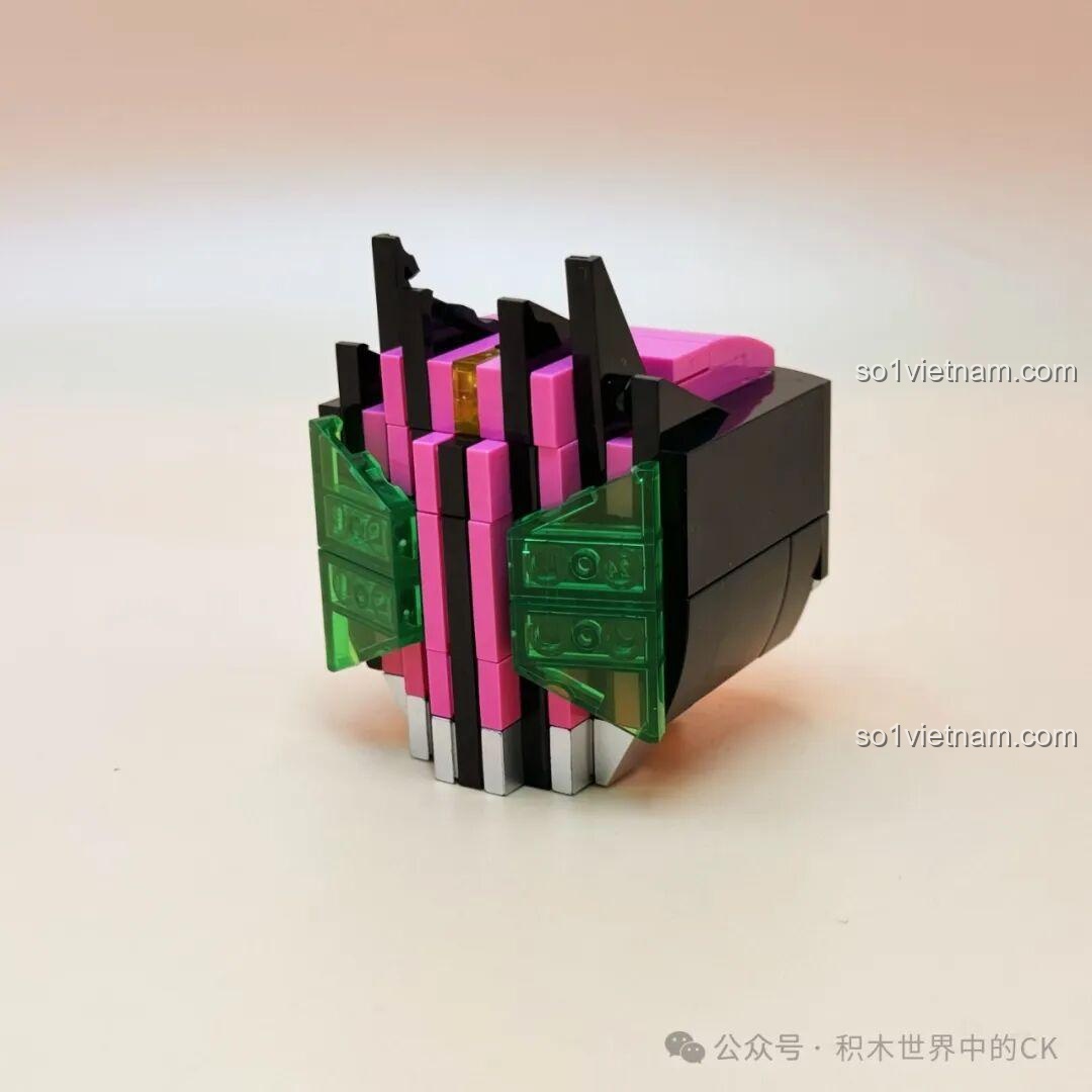 Quá trình lắp ráp phần đầu của Kamen Rider Decade JIESTAR 58189, với các chi tiết mắt xanh đặc trưng.