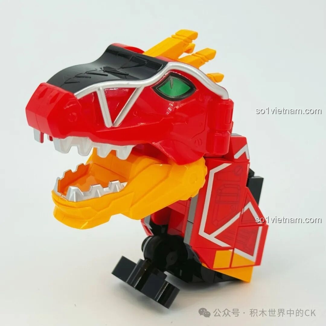 Cận cảnh phần đầu của Keeppley 82001 Baoyao Long đang được lắp ráp, với chi tiết mắt xanh và hàm răng sắc nhọn, tạo nên vẻ dũng mãnh cho robot khủng long.