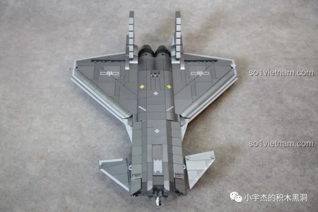 Phần đầu máy bay Sluban J-20 M38-B1187 Tiêm Kích Tàng Hình đã được lắp ráp, thể hiện đường nét sắc sảo và chi tiết.
