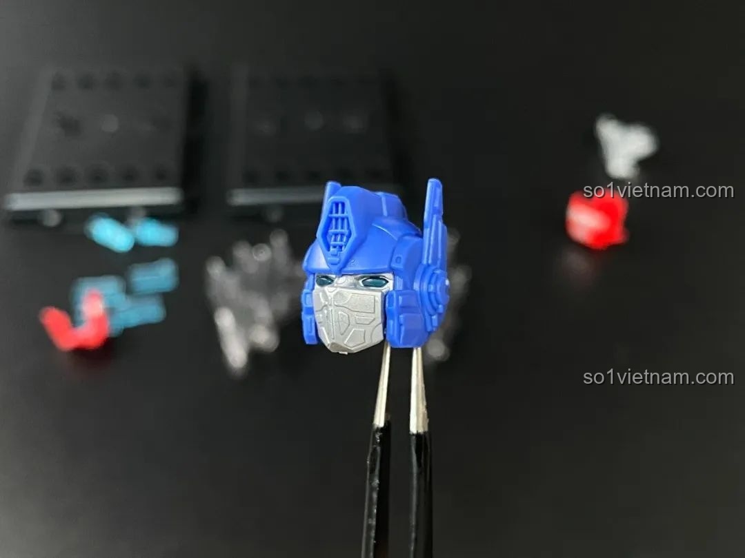 Phần đầu của mô hình Optimus Prime Blokees sau khi được lắp ráp hoàn chỉnh, với các chi tiết mặt nạ và mũ giáp.
