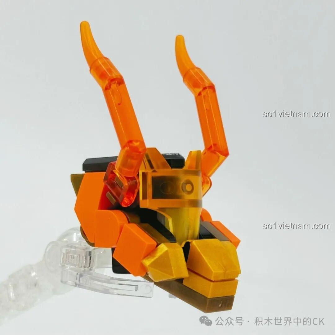 Chi tiết phần đầu của robot Ma Lễ Hải với mặt nạ thay thế có kính che màu vàng trong suốt.