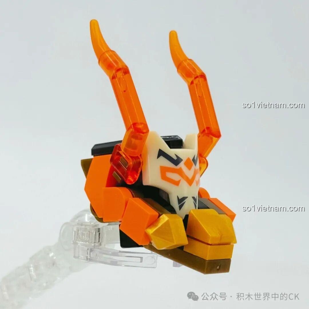 Lắp ráp phần đầu của robot Ma Lễ Hải, với mặt nạ và sừng màu cam trong suốt.