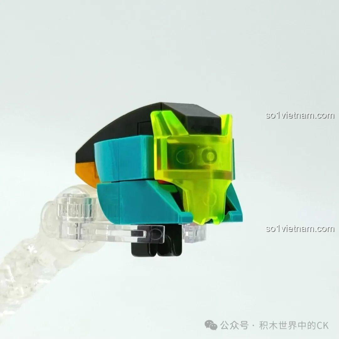 Chi tiết phần đầu của robot Ma Lễ Hồng với mặt nạ thay thế có kính che màu xanh lá trong suốt.