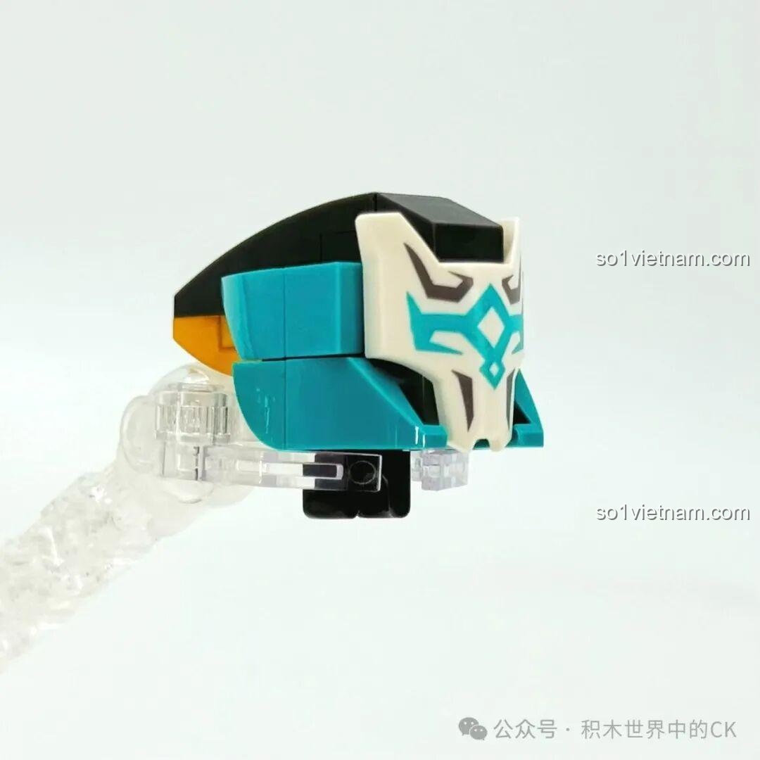 Lắp ráp phần đầu của robot Ma Lễ Hồng, với mặt nạ và các chi tiết màu xanh ngọc.