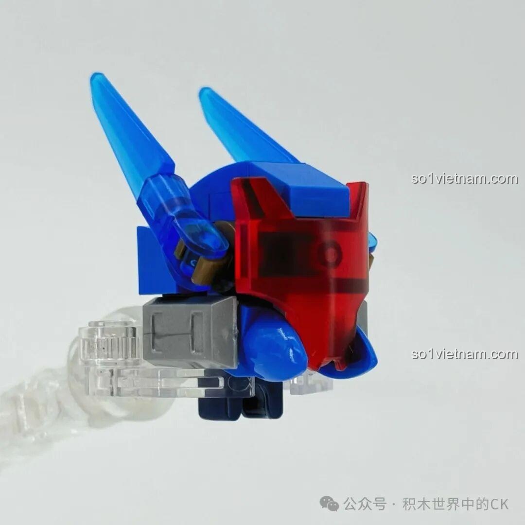 Chi tiết phần đầu của robot Ma Lễ Thanh với mặt nạ thay thế có kính che màu đỏ trong suốt.