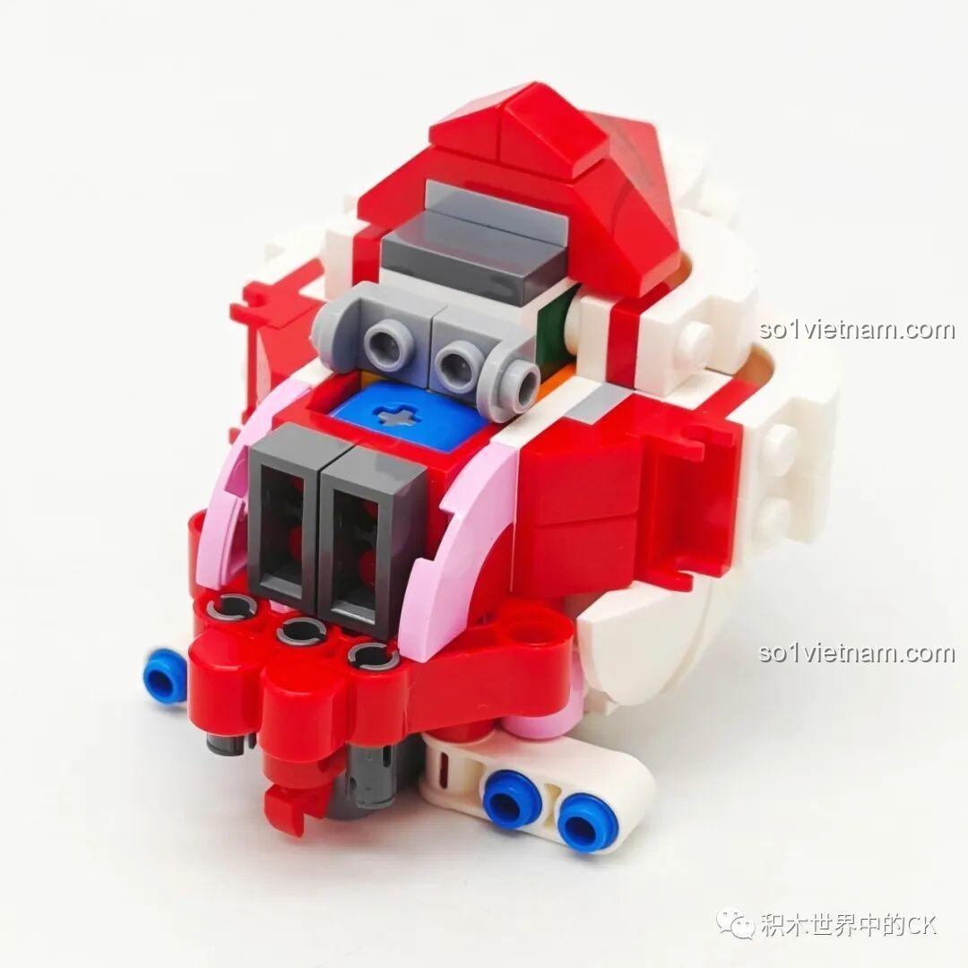 Quá trình lắp ráp phần đầu phức tạp của chú rồng đỏ trong bộ Song Long Hiến Thụy.