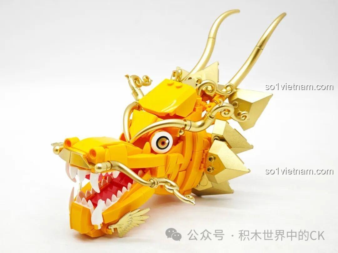 Hoàn thiện phần đầu rồng với các chi tiết sừng, râu, và răng, thể hiện sự uy nghi của linh vật.