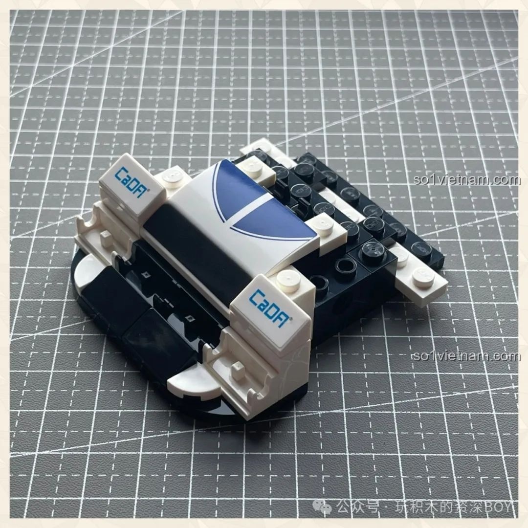 Phần đầu xe của mô hình CaDA C55029 Mazda 787B đang dần hoàn thiện với logo CaDA và Mazda.