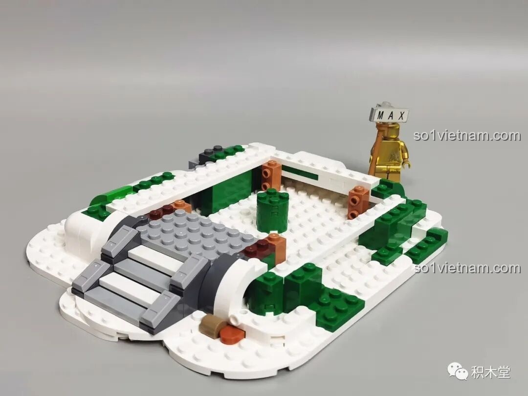 Bắt đầu lắp ráp phần đế phủ tuyết của Hộp Nhạc Ngôi Nhà Cây Yêu Tinh Giáng Sinh JAKI JK5128.