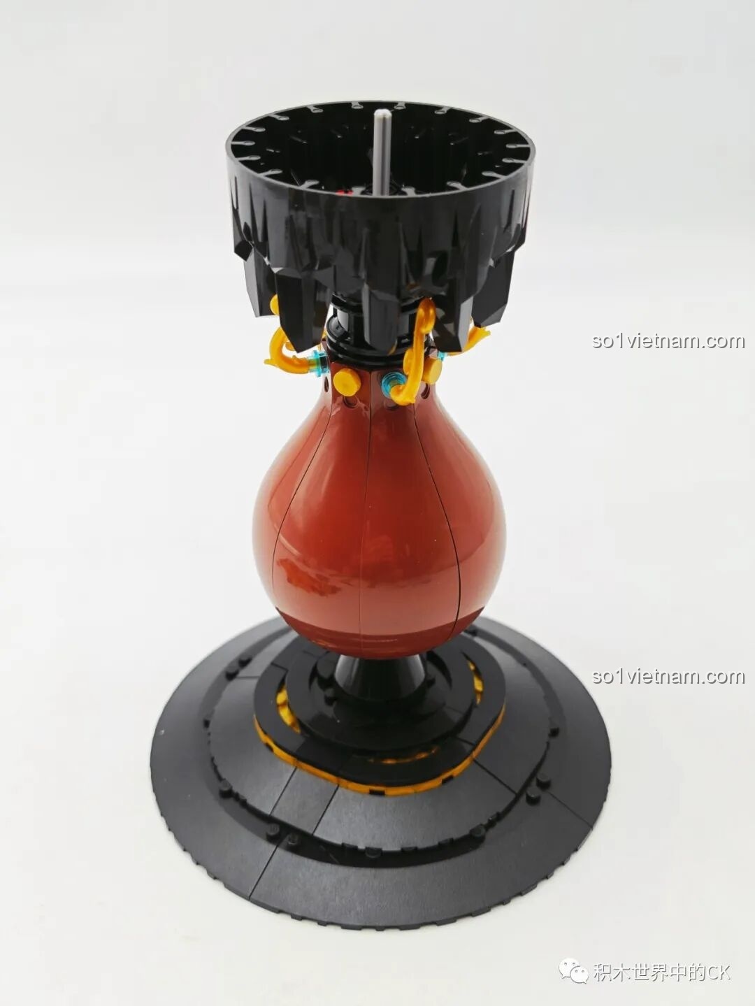 Quá trình lắp ráp phần đế và thân đèn của bộ Đèn Bàn Cổ Điển ZHEGAO 00398, với các mảnh ghép màu đen và nâu đỏ tạo hình bầu dục.