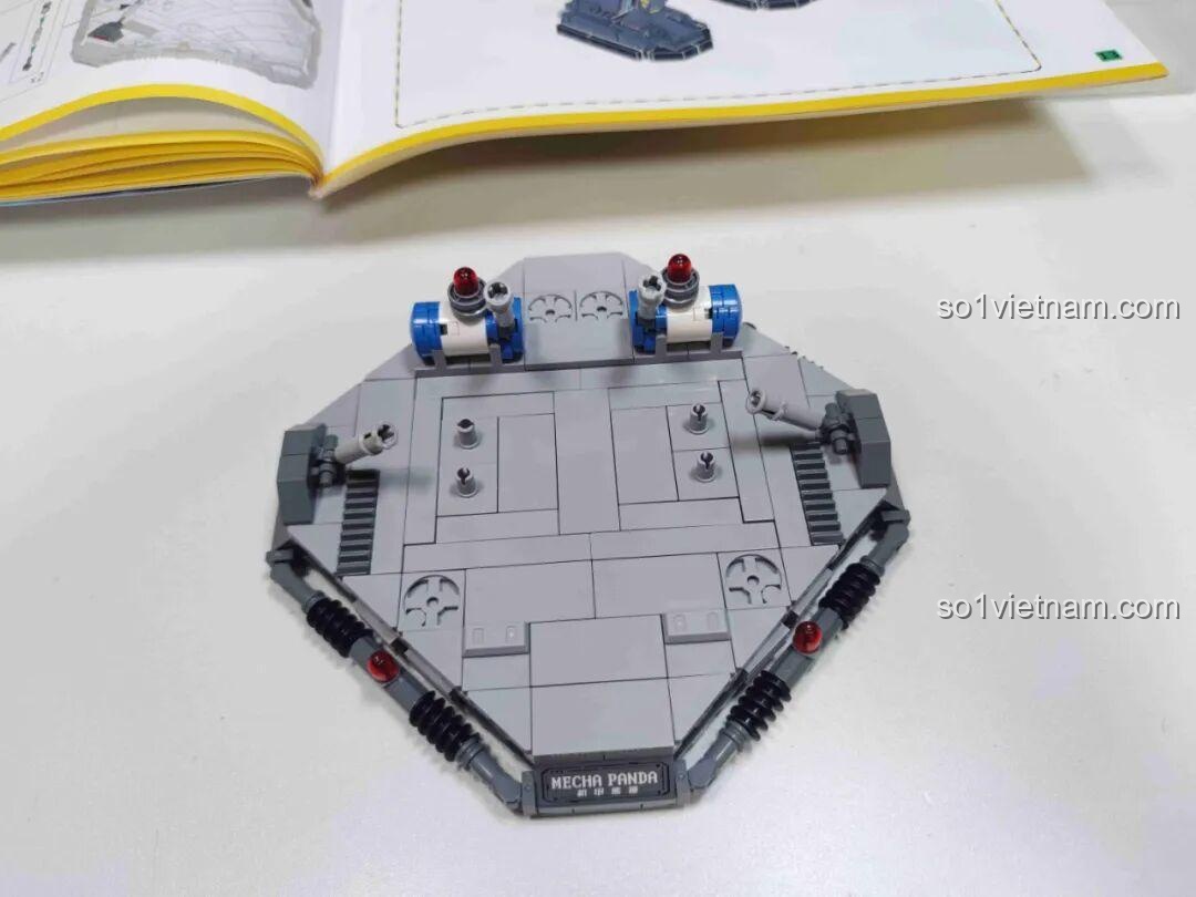 Phần đế trưng bày của Robot Gấu Trúc Wekki chất lượng cao giá tốt đang được lắp ráp, các chi tiết máy móc hiện rõ.