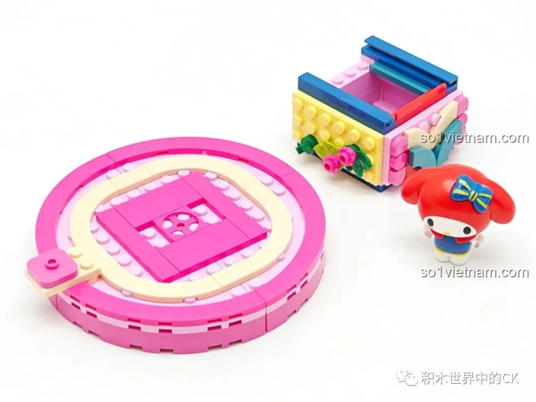 Quá trình lắp ráp phần đế màu hồng và minifigure My Melody đáng yêu của bộ Keeppley K20824.