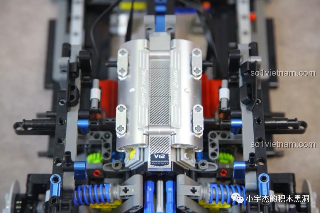 Lắp ráp cụm đèn hậu hình chữ Y đặc trưng của Lamborghini SVJ trên mô hình K-box 10520, sử dụng các chi tiết trong suốt.