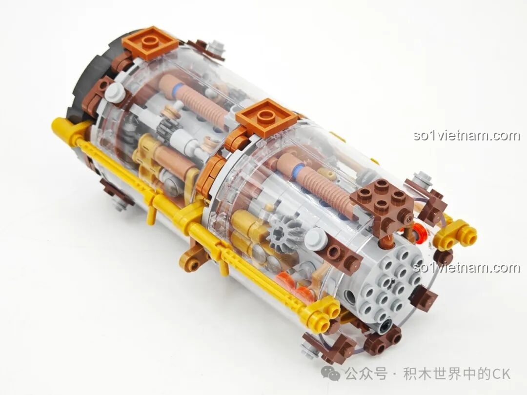 Lắp ráp khối động cơ trong suốt của mô hình ZHEGAO 958016, có thể nhìn thấy các chi tiết máy móc bên trong.