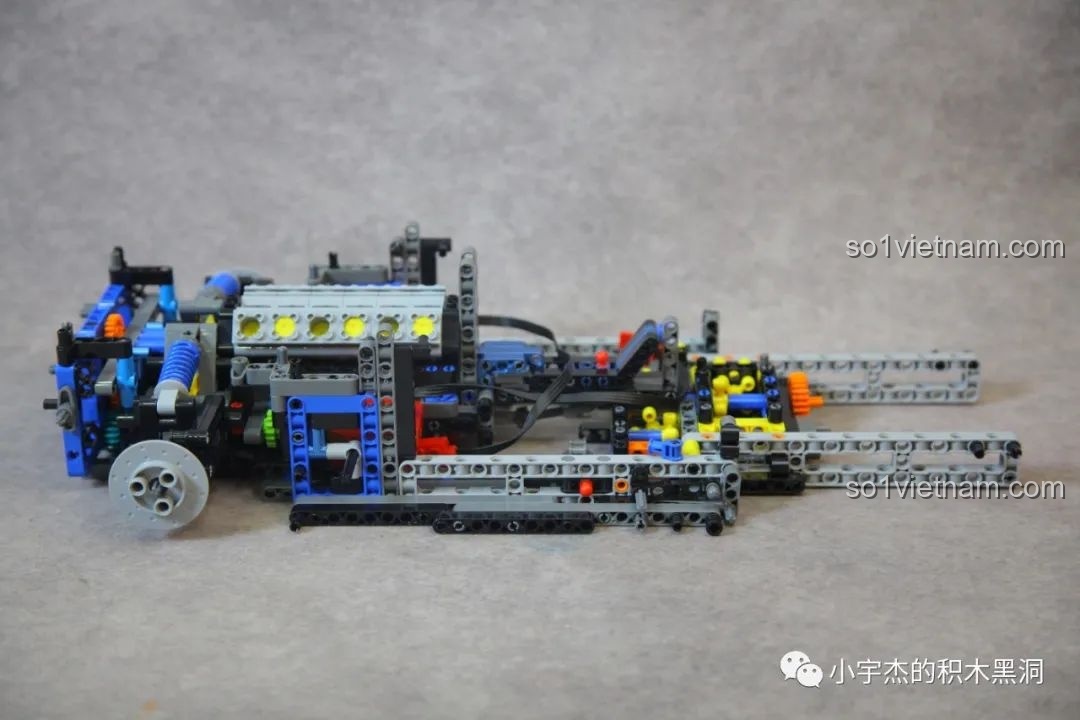 Quá trình lắp ráp động cơ V12 và tích hợp vào khung gầm của bộ K-box 10520, một bước quan trọng.