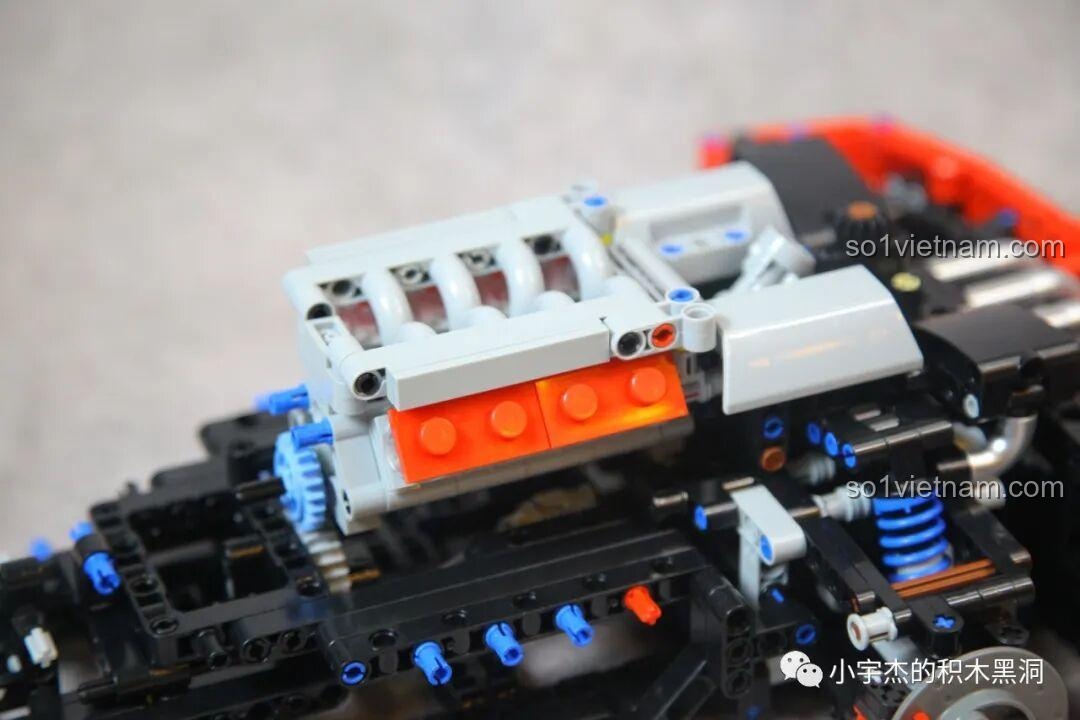 Quá trình lắp ráp khối động cơ V8 của mô hình CBOX X001, các chi tiết màu xám và cam được kết hợp để tạo thành cỗ máy.