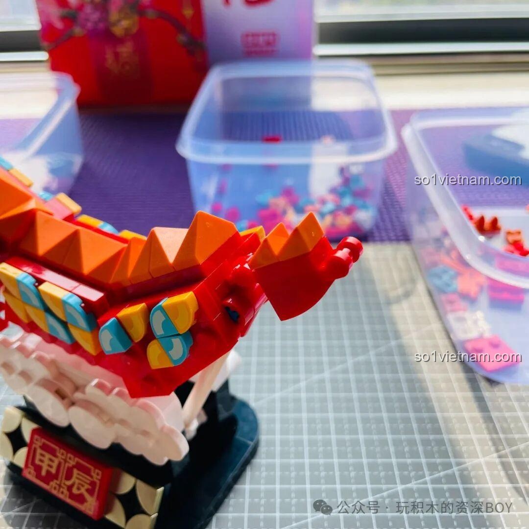 Phần gốc đuôi của mô hình Rồng Béo Trên Trời Gobricks G2401 đang được lắp ráp.