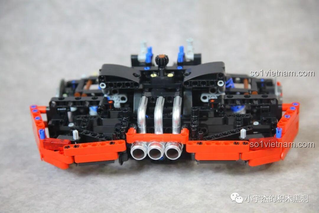 Phần đuôi xe CBOX X001 đang được lắp ráp với cụm ba ống xả màu bạc đặc trưng của Ferrari F40, rất chi tiết và ấn tượng.