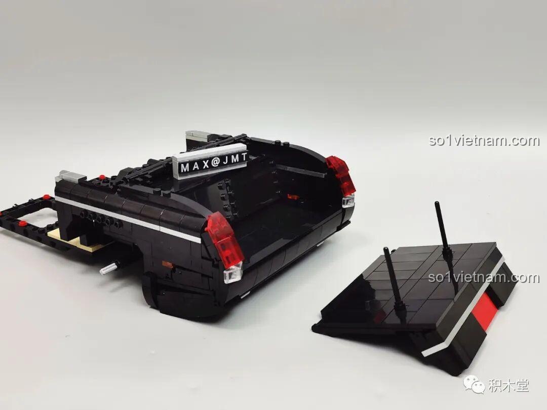 Phần đuôi xe của mô hình Zhimeng Tree T5043 Xe Lễ Tân Hồng Kỳ đang được lắp ráp, với đèn hậu đặc trưng.