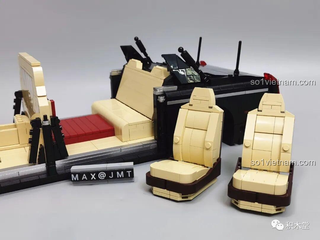 Ghế ngồi của mô hình Zhimeng Tree T5043 Xe Lễ Tân Hồng Kỳ đang được lắp ráp, với màu sắc nội thất sang trọng.