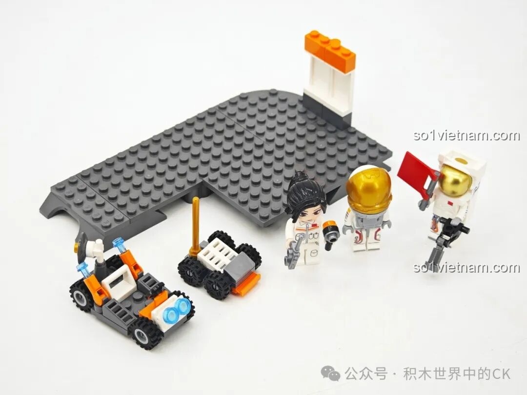 Quá trình lắp ráp giai đoạn đầu của bộ Keeppley K10236, bao gồm nền móng, minifigures và xe tự hành nhỏ.