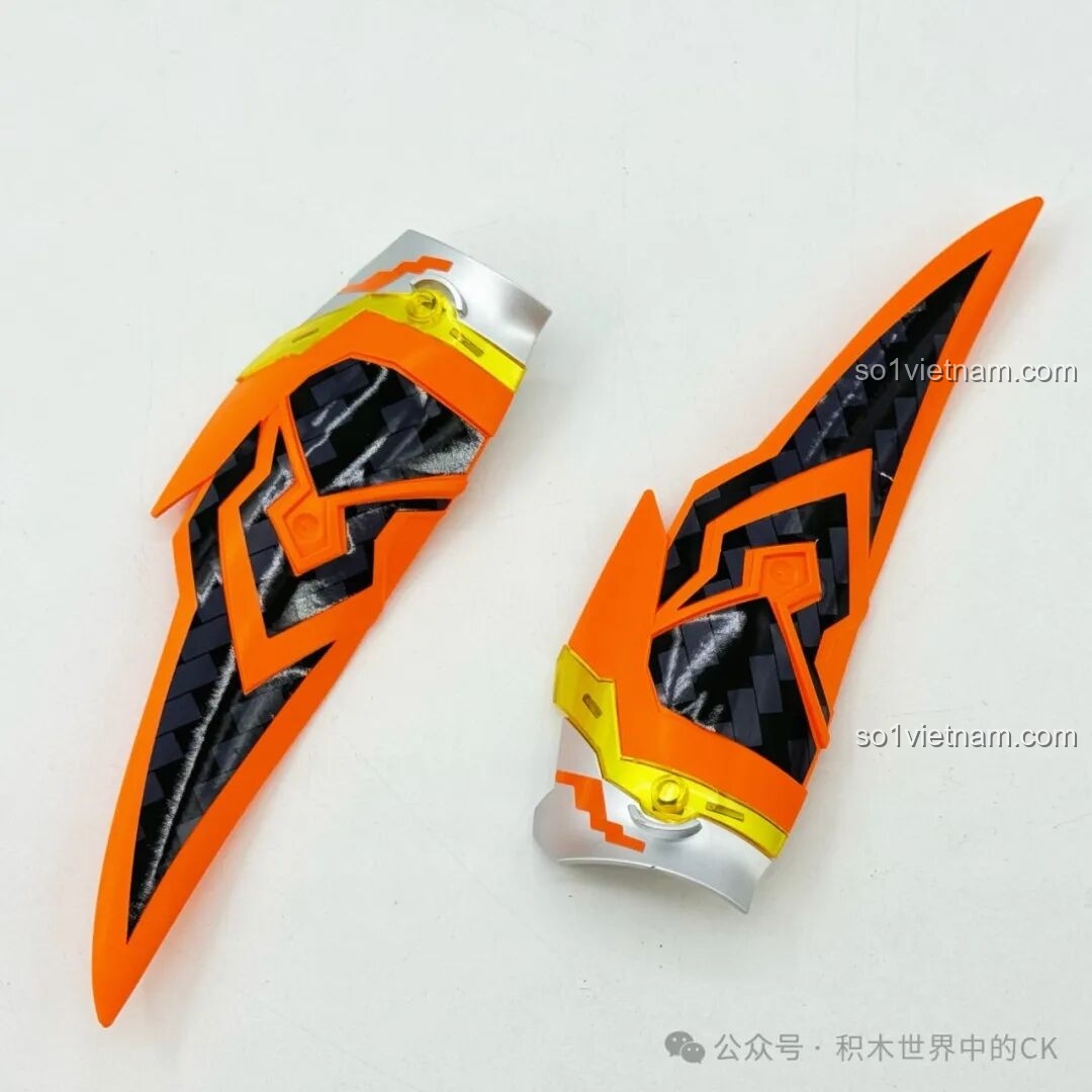 Các mảnh giáp chân của Robot Triệu Vân Keeppley 78032 đang được lắp ráp, với các chi tiết màu cam và bạc nổi bật.