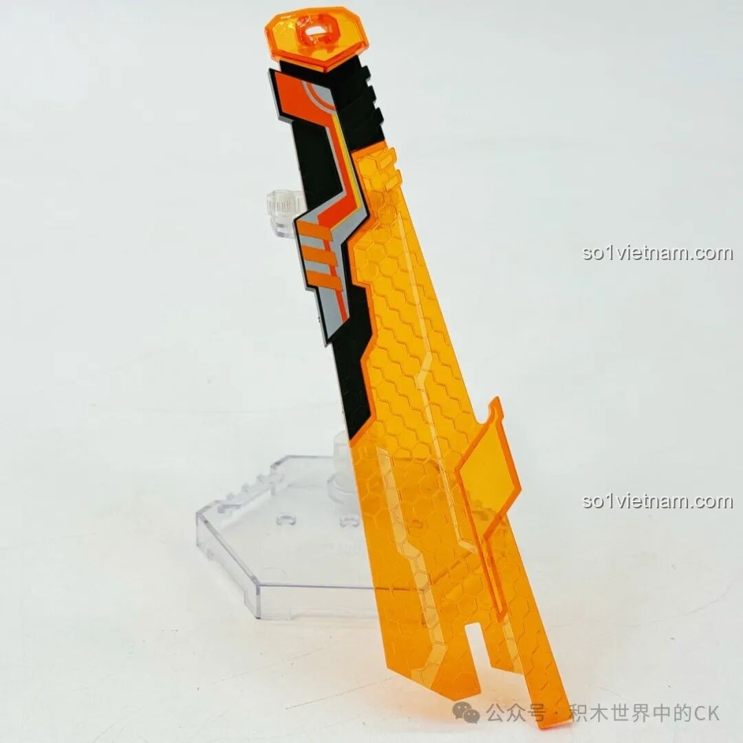 Lắp ráp phần giáp vai và cánh tay của mô hình Mecha Triệu Vân Keeppley 78032, với các chi tiết trong suốt và bạc.