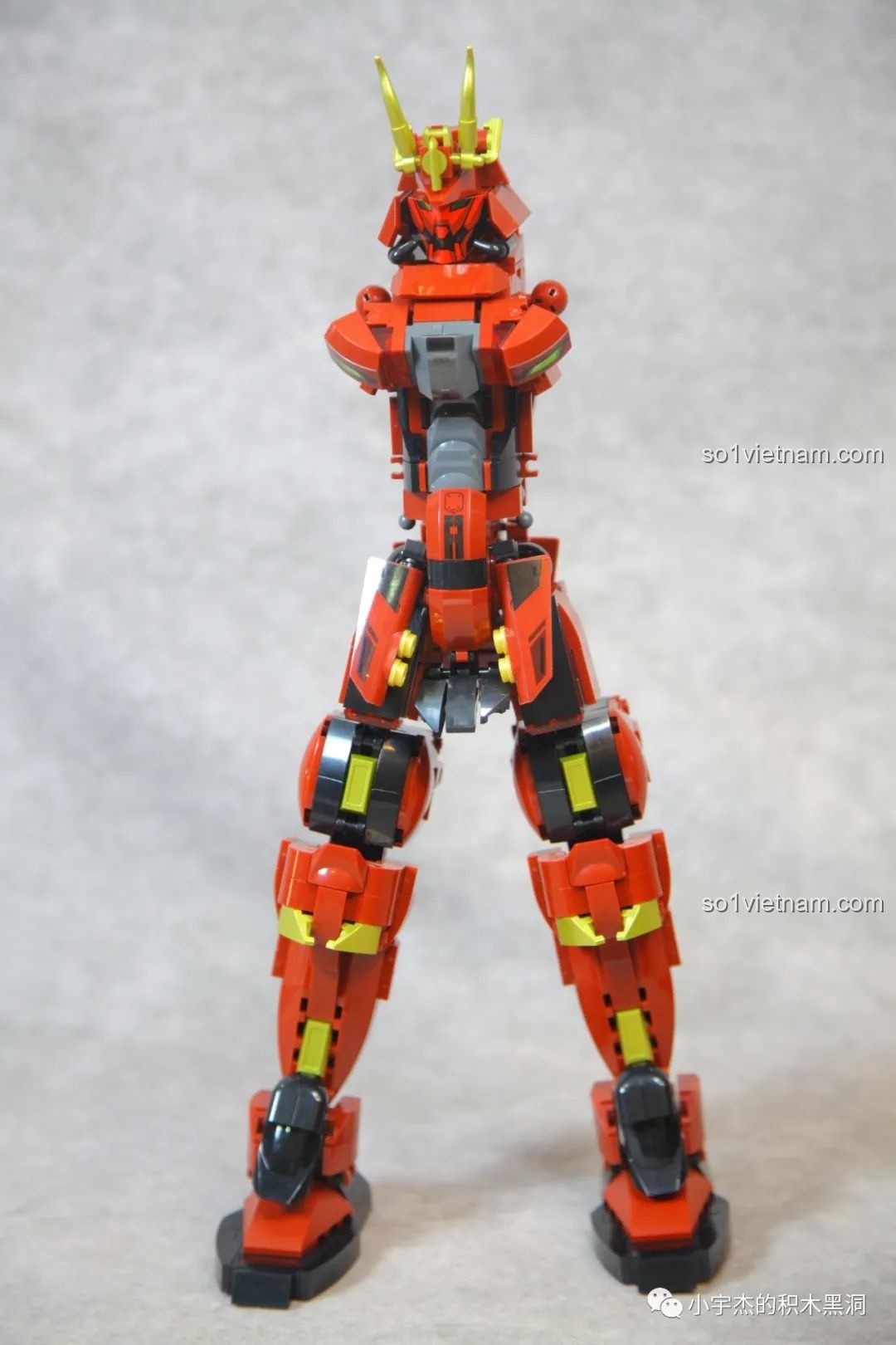 Quá trình lắp ráp giáp váy cho Cơ Giáp Sĩ Kai Sluban M38-B1183, thể hiện sự kết nối với phần thân robot.