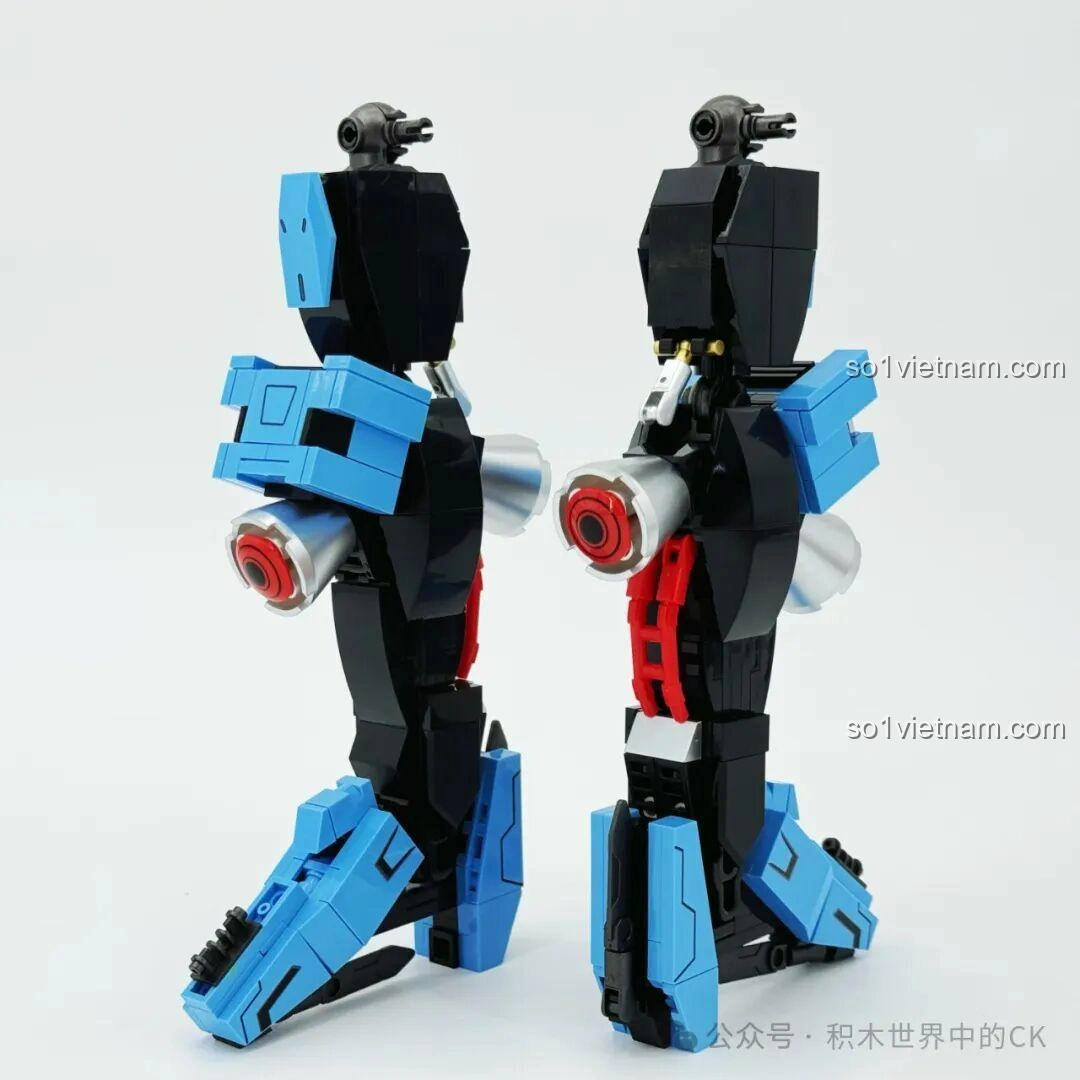 Hai chân của Robot Vidar JIESTAR 58145 sau khi lắp ráp xong, thể hiện các khớp nối linh hoạt và chi tiết động cơ.