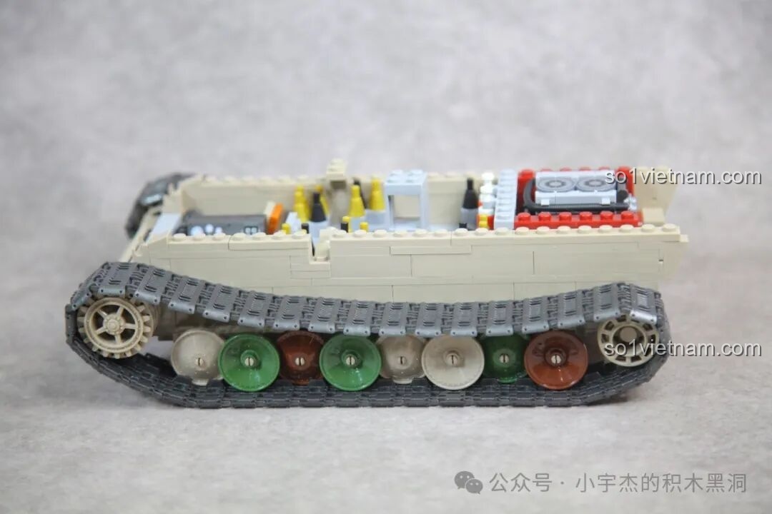 Hệ thống bánh xe xen kẽ và xích đang được lắp ráp vào thân xe tăng Panther G 100252.