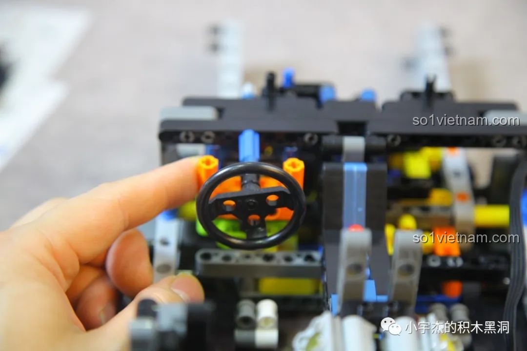 Lắp ráp hệ thống lái và lẫy chuyển số sau vô lăng cho mô hình K-box 10520, một cơ cấu phức tạp và tinh vi.