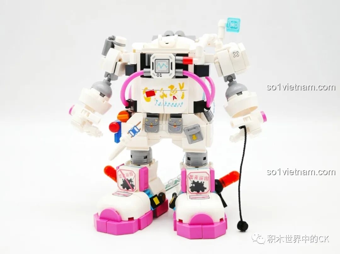 Mô hình phi hành gia Sembo 203401 đang dần hoàn thiện với phần thân, tay và chân đã được lắp ráp gần xong.