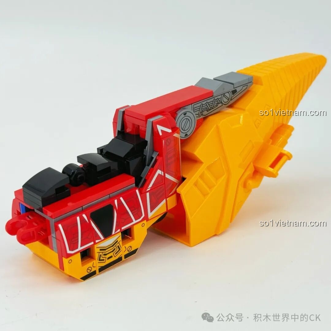 Quá trình lắp ráp đuôi của robot khủng long Keeppley 82001 Bạo Giảo Long, các mảnh ghép khớp khít, tạo nền tảng vững chắc.