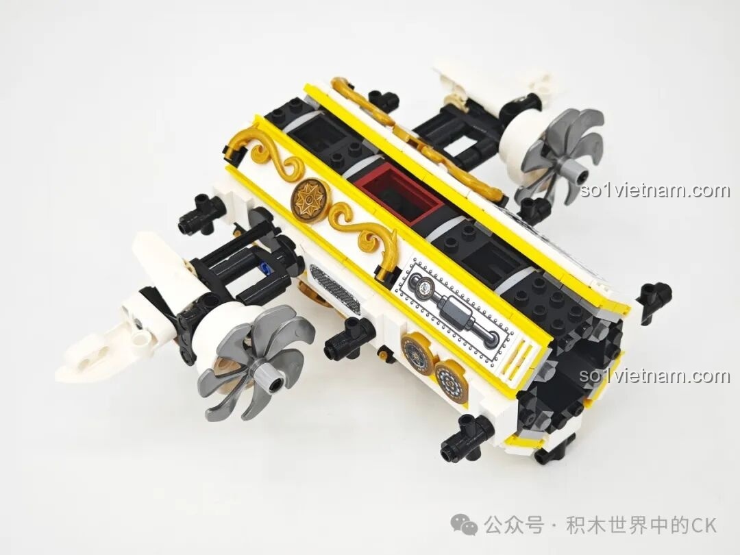 Lắp ráp phần khinh khí cầu màu trắng của bộ ZHEGAO 958015, một cấu trúc phức tạp và đẹp mắt.