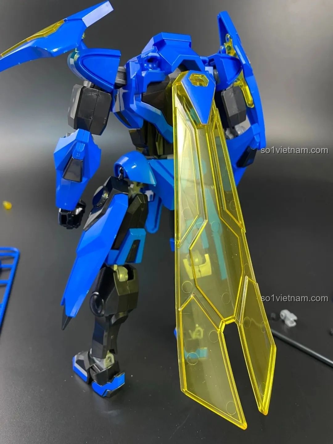 Lắp ráp phần khiên năng lượng trong suốt màu vàng ở sau lưng Triệu Vân, một chi tiết đặc trưng của bộ giáp.