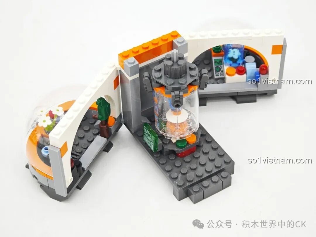 Quá trình lắp ráp Khoang Sinh Học của bộ Căn Cứ Mặt Trăng K10236, nơi các phi hành gia trồng cây và nghiên cứu.