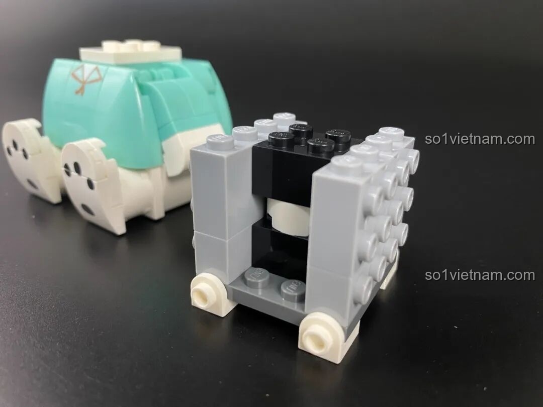 Lắp ráp phần khung đầu của mô hình Keeppley Pochacco KUPPY, chuẩn bị gắn mặt.