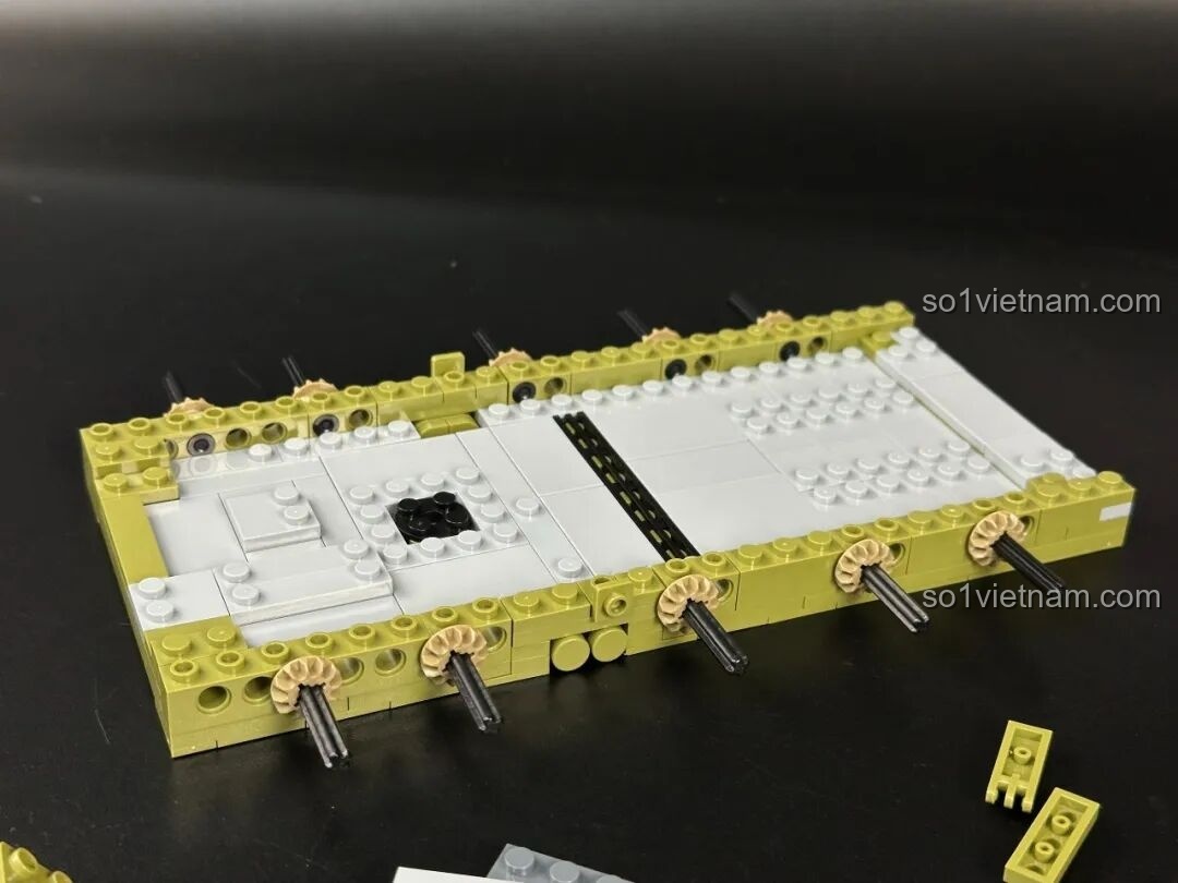 Quá trình lắp ráp khung gầm của xe tăng T-34 Panlos, bước đầu tiên trong việc xây dựng mô hình.
