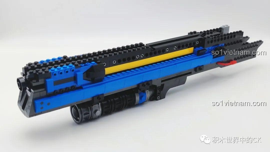 Tiếp tục lắp ráp phần khung chính của khẩu Heavy Pulse Rifle trong Overwatch, các chi tiết technic đen được thêm vào.
