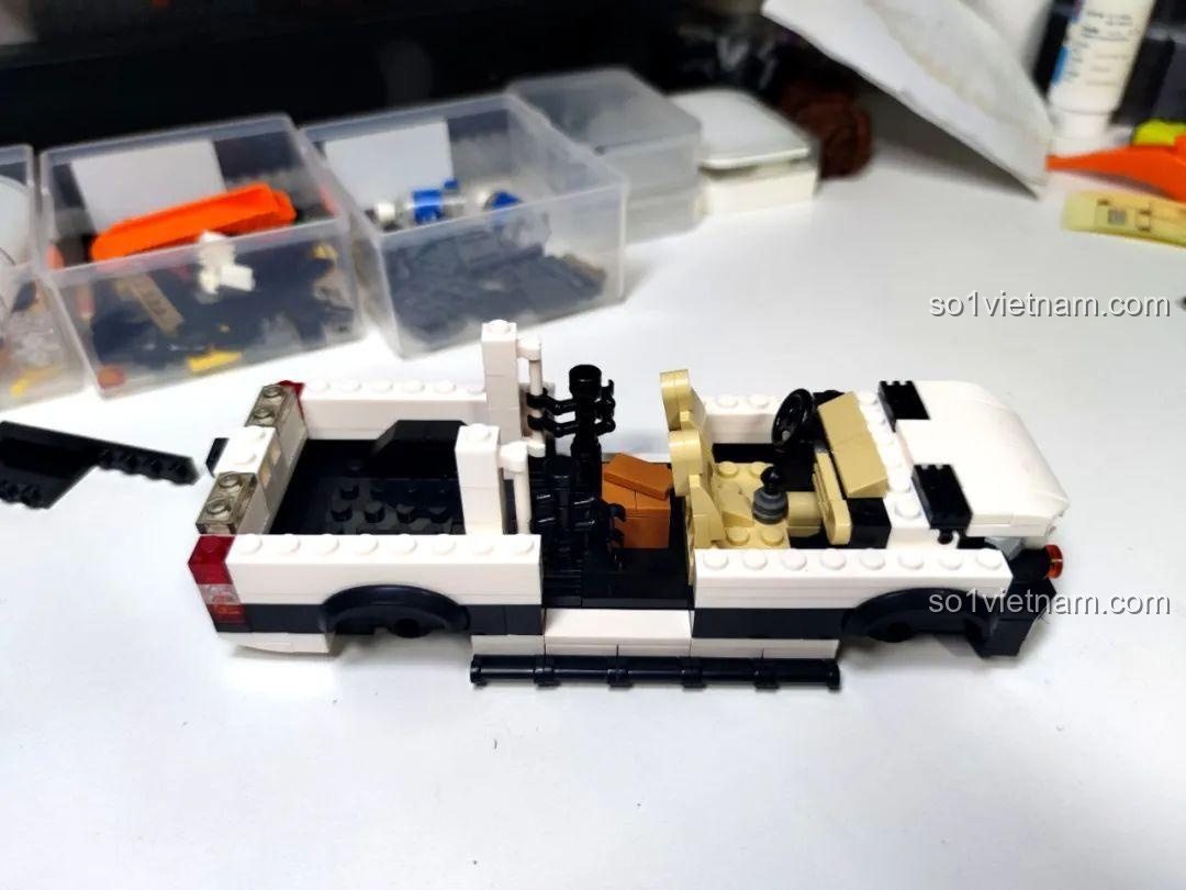 Khung xe địa hình 4x4 của bộ Xbert 66011 MB RACER 4X4 đang được lắp ráp, hiển thị cấu trúc chắc chắn và chi tiết nội thất.