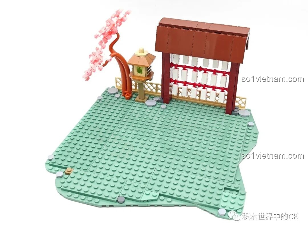 Lắp ráp các chi tiết kiến trúc Nhật Bản như đèn lồng và cổng Torii mini trong bộ Keeppley K20901.