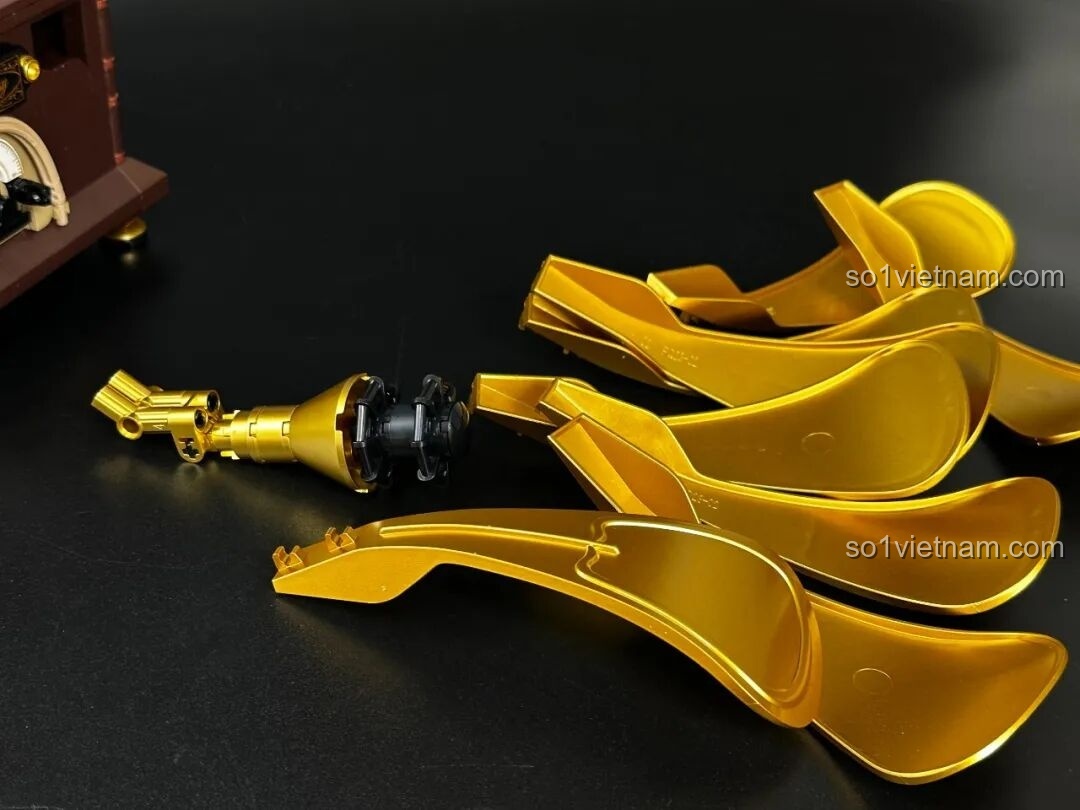 Quá trình lắp ráp các mảnh ghép để tạo thành loa kèn vàng óng của bộ Pantasy Gramophone 85009, hoàn thiện chi tiết biểu tượng của máy hát đĩa.