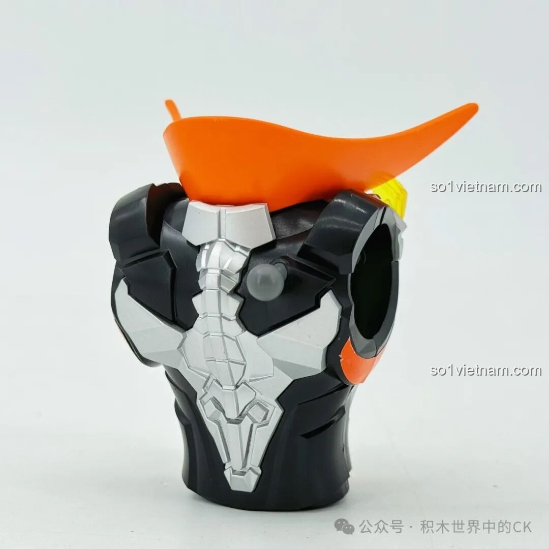 Mặt sau của phần thân trên mô hình Mecha Triệu Vân Keeppley 78032 đang được lắp ráp, lộ rõ cấu trúc khớp và giáp.