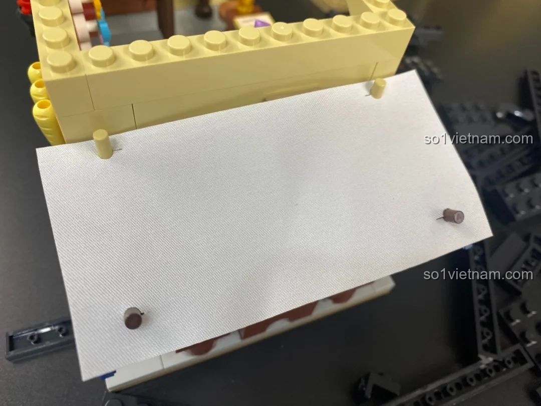 Quá trình lắp ráp phần mái che bằng vải cho quán trà nhỏ ở sân sau.