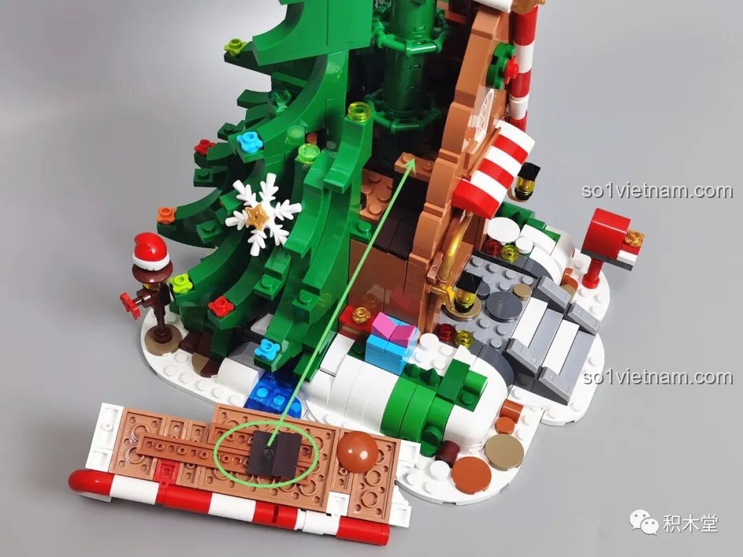 Quá trình lắp ráp phần mái kẹo gậy cho ngôi nhà cây JAKI JK5128, một chi tiết đặc trưng của Giáng Sinh.