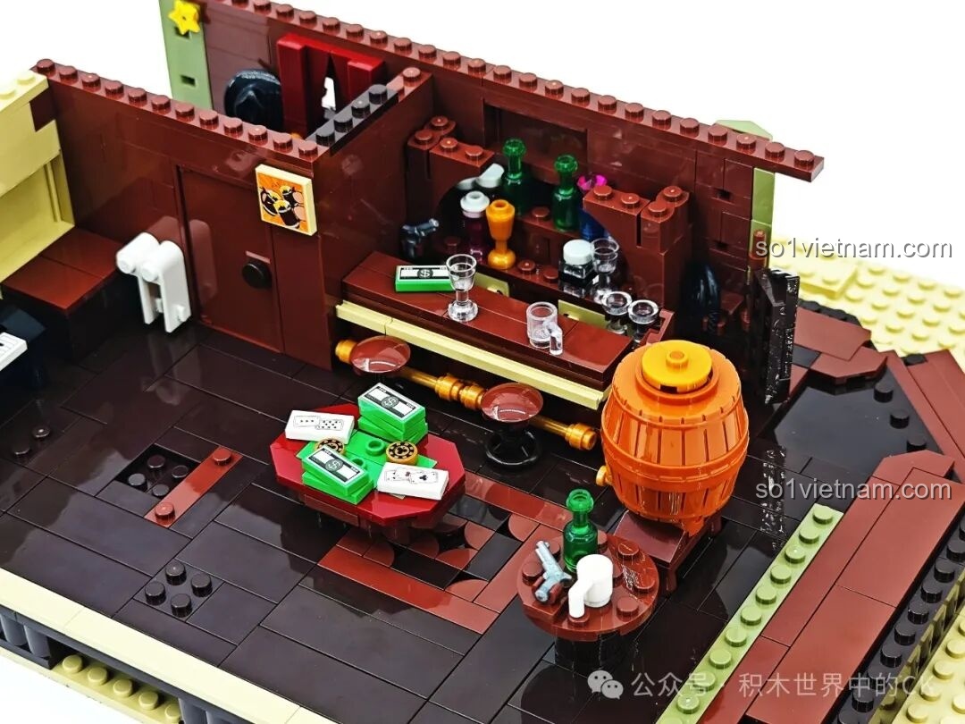 Quá trình lắp ráp mái nhà của mô hình Saloon Miền Tây F9021, với các mảnh ghép màu nâu đậm.