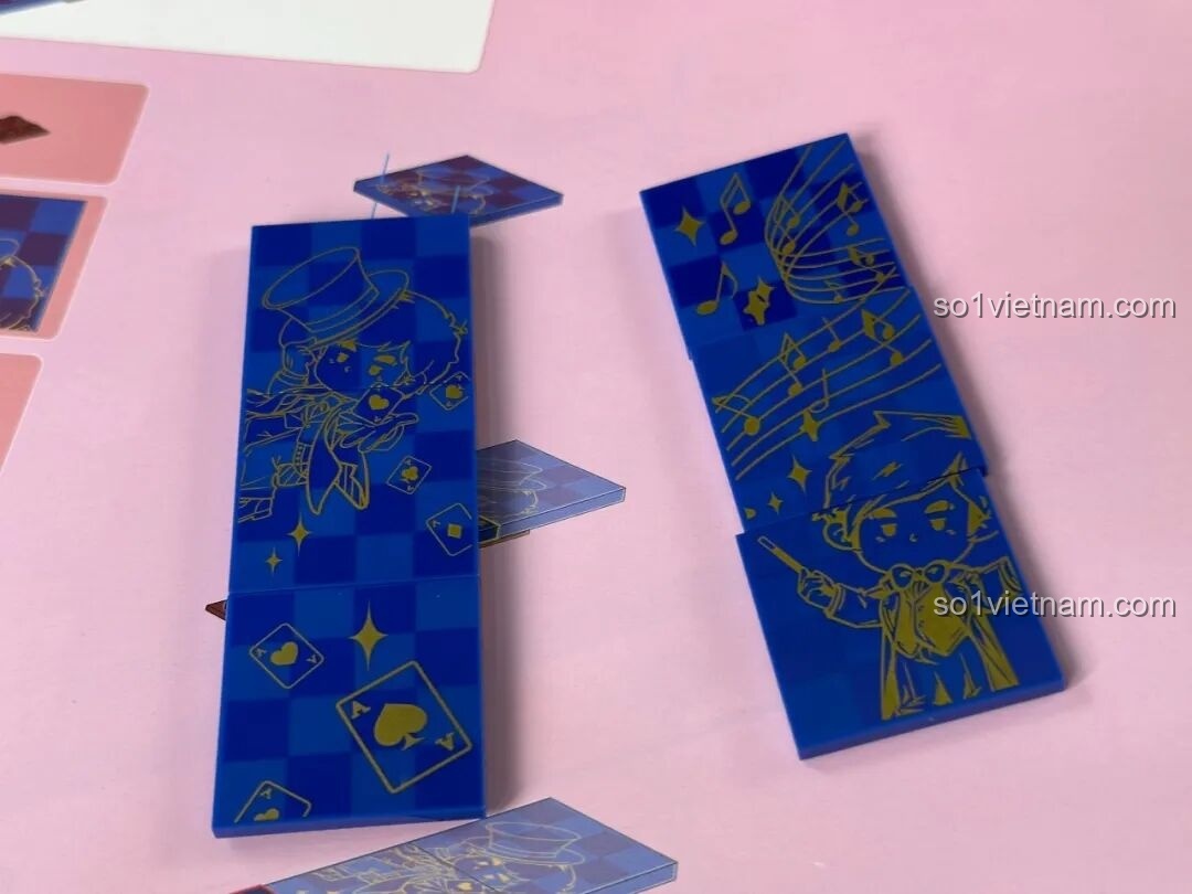 Hai phần mái vòm màu vàng với cờ đỏ trên đỉnh của sân khấu Keeppley K21302 đang được lắp ráp.