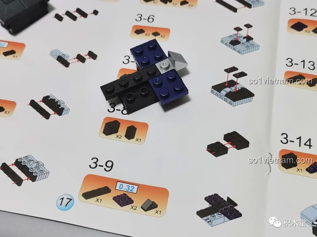 Cận cảnh quá trình lắp ráp mặt nạ và phần đầu của FUNIFY W9006 Chiến Binh Cơ Khí ZENN, cho thấy sự tỉ mỉ trong thiết kế và độ khít của các miếng ghép.