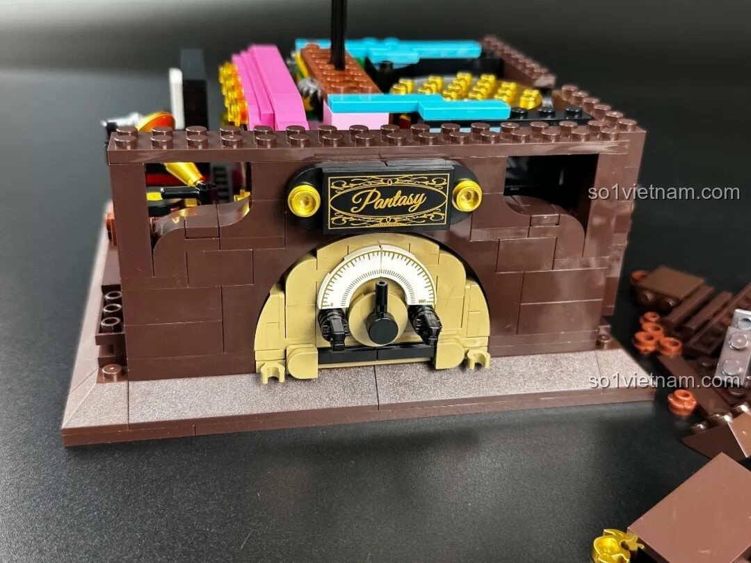 Quá trình lắp ráp mặt trước của bộ Pantasy Gramophone 85009, với các chi tiết điều khiển và trang trí, hoàn thiện vẻ ngoài của mô hình.