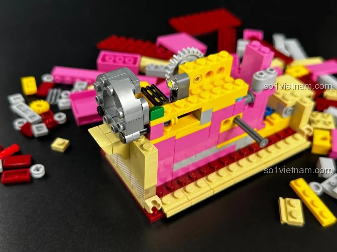 Lắp ráp mặt trước của bộ Pantasy Máy Chiếu Phim Cổ Điển Retro 85010, với các nút điều khiển và khe cắm phim, hoàn thiện vẻ ngoài của mô hình.